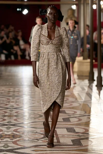 Look 18
